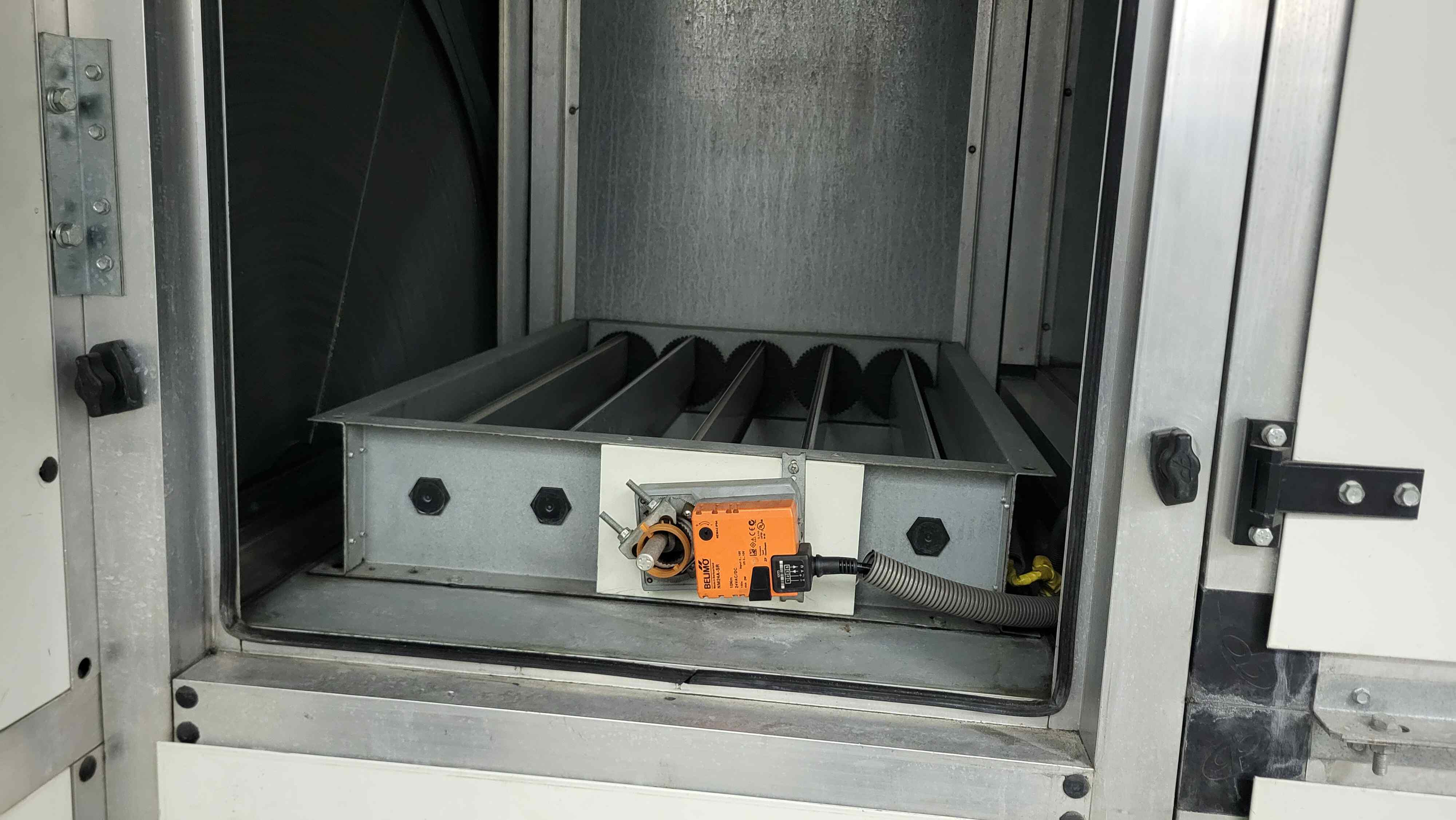 Siłownik BELIMO NM24A-SR na klapie w centrali wentylacyjnej – montaż HVAC