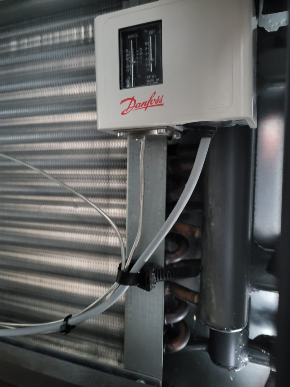 Termostat przeciwzamrożeniowy Danfoss KP61 na nagrzewnicy wodnej centrali