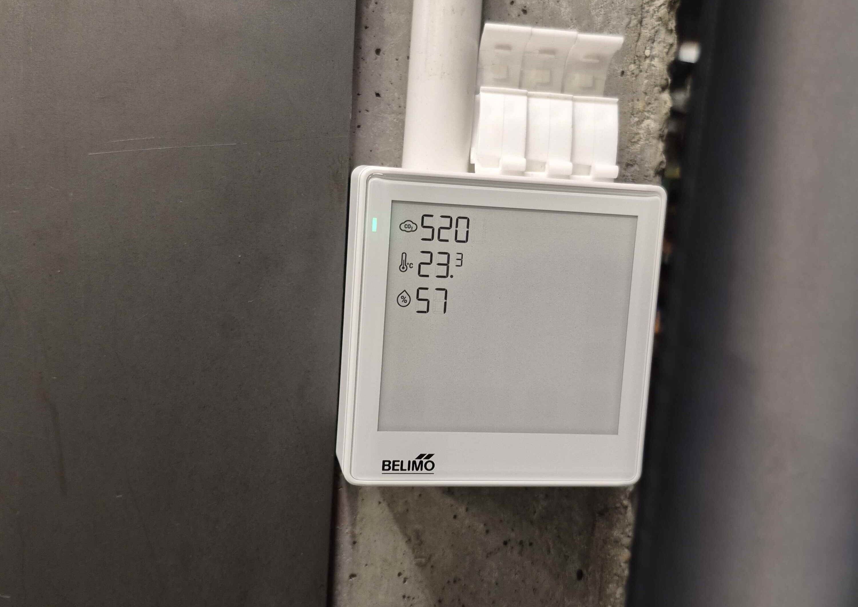 Czujnik CO2 w pomieszczeniu biurowym jako element monitoringu jakości powietrza